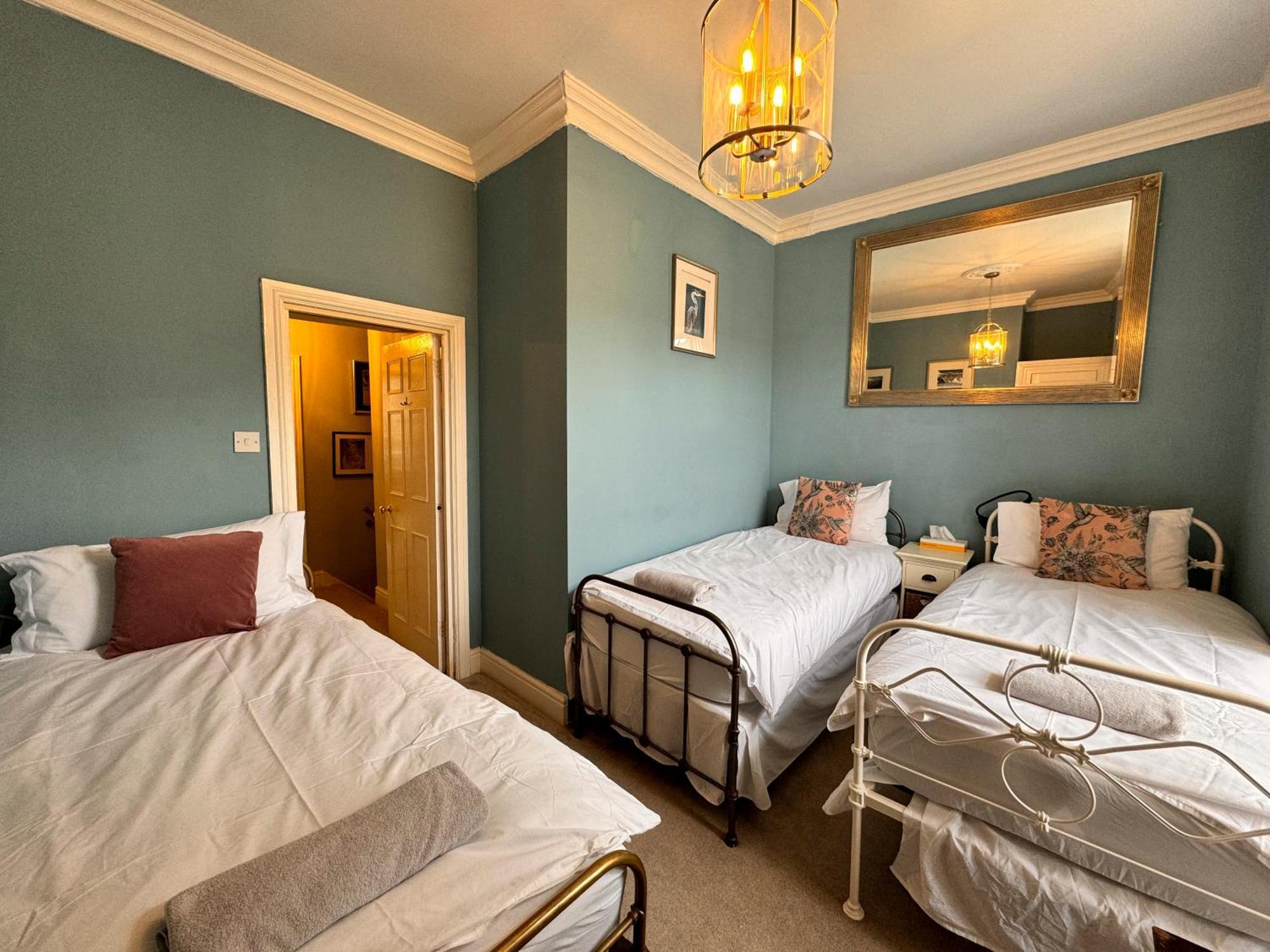 The Pickwick House 2 Bedroom Free Parking Бат Екстер'єр фото